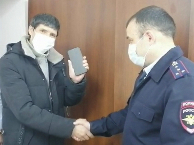 Житель Шелехова поблагодарил полицейских за возврат похищенного телефона