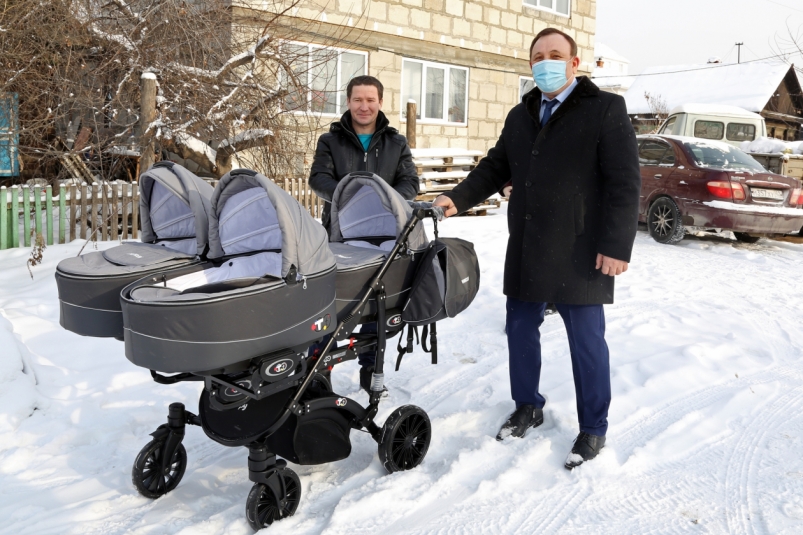 Мэр Иркутского района подарил сделанную на заказ коляску для родившихся тройняшек