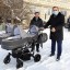 Мэр Иркутского района подарил семье коляску для тройняшек