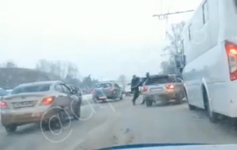Водители устроили драку на дороге на улице Лермонтова в Иркутске