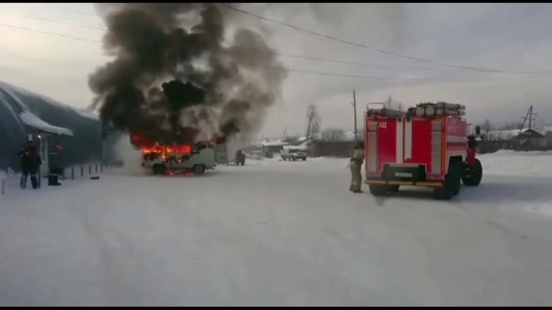 Автомобиль УАЗ загорелся в поселке Магистральном в Иркутской области