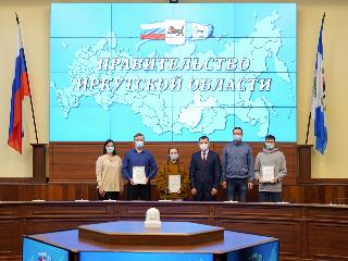 Фотографы-участники выставки "Байкал: нереальная реальность" получили благодарственные письма от имени губернатора Иркутской области