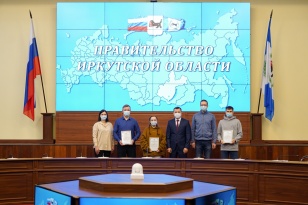 Участники выставки «Байкал: нереальная реальность» получили благодарственные письма Губернатора Иркутской области