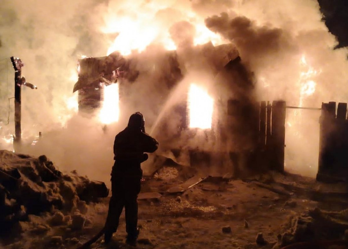 На пожаре в Иркутске в надворной постройке, приспособленной под жильё, погиб мужчина