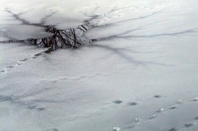 Восьмиклассник провалился под лед Ангары в Иркутске и утонул