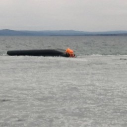 Троих человек спасли с перевернутой лодки на Иркутском водохранилище