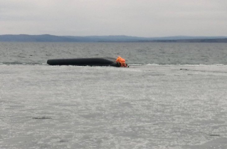Троих человек спасли с перевернутой лодки на Иркутском водохранилище