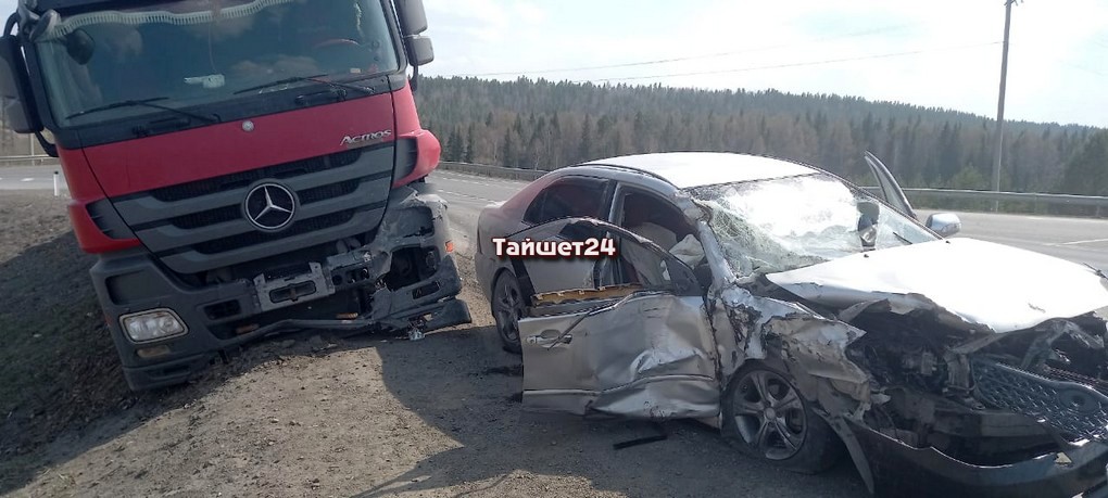Водитель легкового авто попал в больницу после столкновения с фурой на трассе вблизи Тайшета