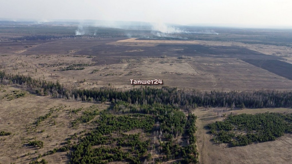 Лесной пожар бушует в двух километрах от посёлка Юрты