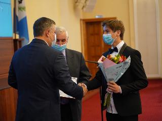 Премии губернатора опекунам и приемным родителям вручат в Иркутской области