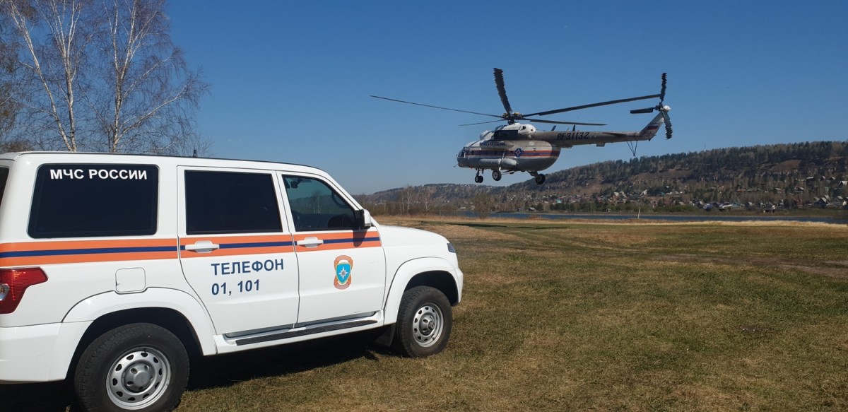 Для борьбы с масштабным лесным пожаром в Братском районе направили вертолет Ми-8