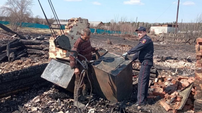 Полицейские оказывают помощь пострадавшим от пожаров в Братском и Тайшетском районах