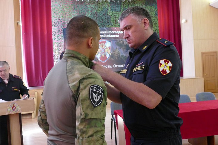 Двоих участвовавших в спецоперации иркутских росгвардейцев наградили медалями «За отвагу»