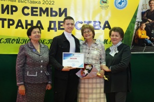 Премии Губернатора получили восемь опекунов и приемных родителей Иркутской области
