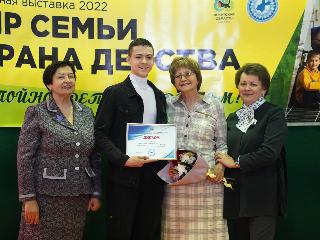 Премии губернатора получили восемь опекунов и приемных родителей Иркутской области