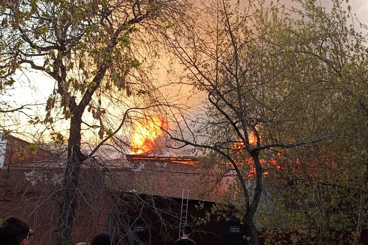 В Иркутске горит неэксплуатируемое строение около старого здания ТЮЗа