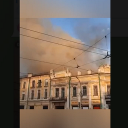 В центре Иркутска горит неэксплуатируемое здание рядом с ТЮЗом