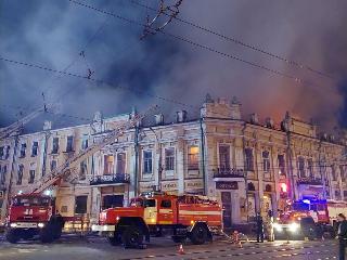 Пожар в центре Иркутска охватил второй этаж исторического здания на Ленина 13