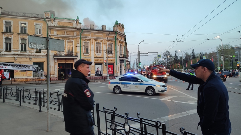 На месте пожара в Иркутском ТЮЗе работают сотрудники полиции