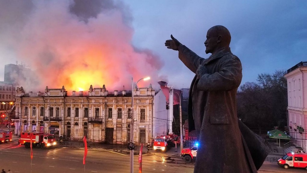 Пожар в здании Иркутского ТЮЗа локализовали в половине второго ночи