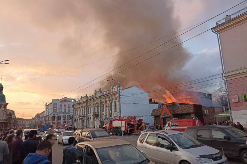 Специалисты приводят в порядок территорию вокруг горевшего ТЮЗа в Иркутске