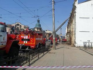 В Иркутске ликвидируют последствия пожара в старом здании ТЮЗа