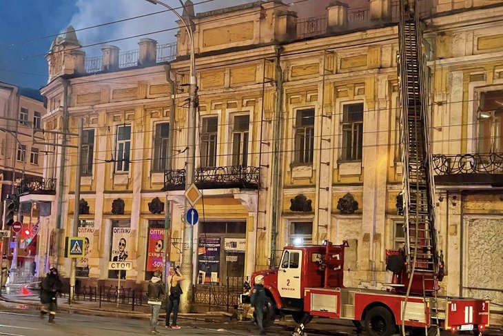 В центре Иркутска после пожара ТЮЗа без электроснабжения остаются два здания