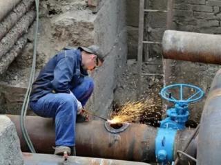 Жители Ленинского округа Иркутска две недели будут греть воду в тазиках