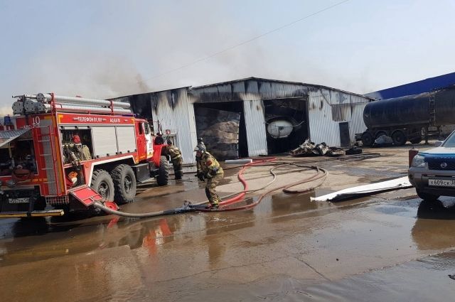 Короткое замыкание спровоцировало пожар в автосервисе в Ангарске