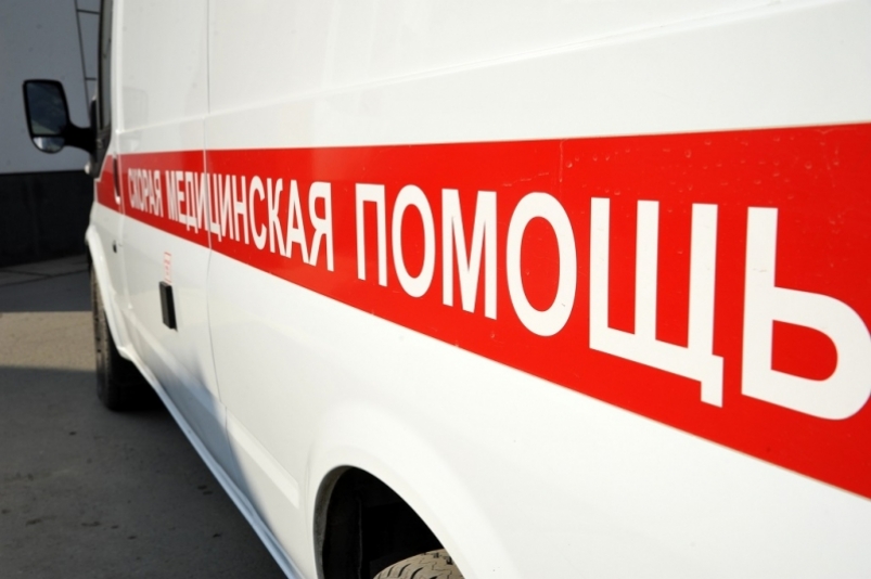 Врачи скорой помощи прибыли на место взрыва газового баллона в частном доме в Иркутске