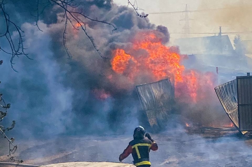 Жилой дом, баня, три автомобиля и продуктовый магазин сгорели в садоводстве в Иркутске
