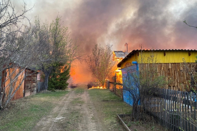 30 дачных домов и хозяйственных построек горят в Братском районе Иркутской области
