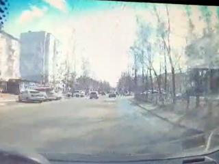 В Братске автомобиль чуть не сбил подростка на пешеходном переходе