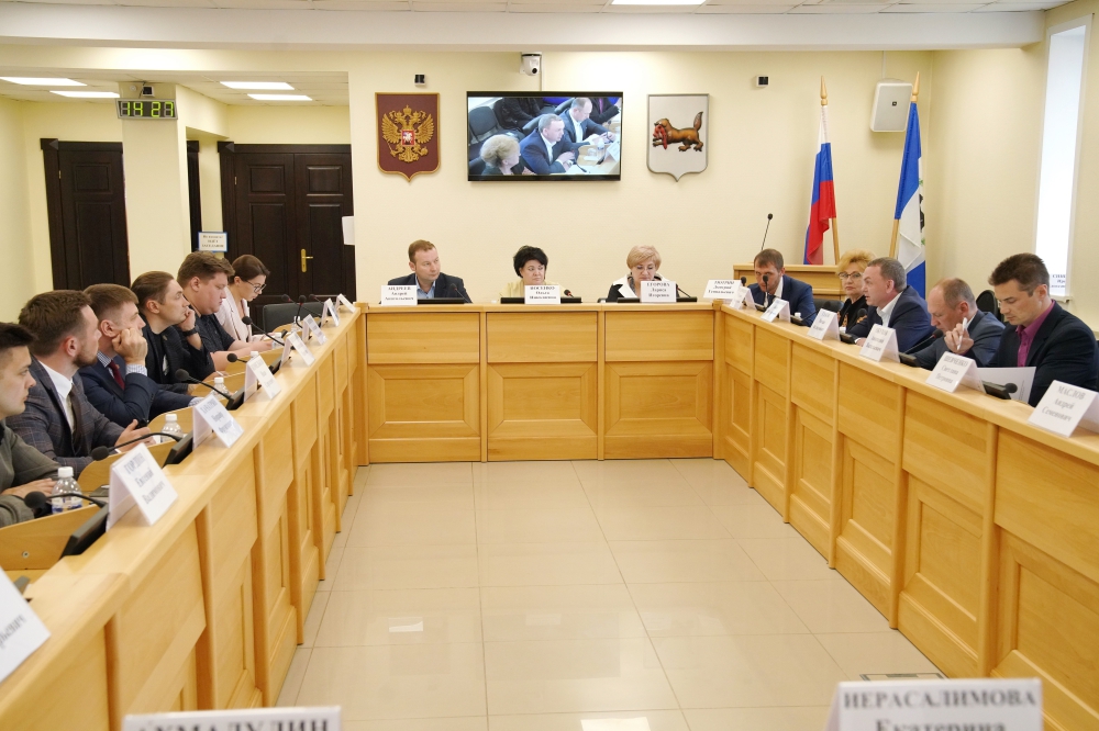 Круглый стол по патриотическому воспитанию молодежи в Иркутской области состоялся в ЗакСобрании