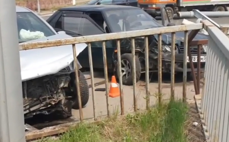В Иркутске столкнулись две легковушки, один из автомобилей отбросило на двух женщин, стоящих на тротуаре