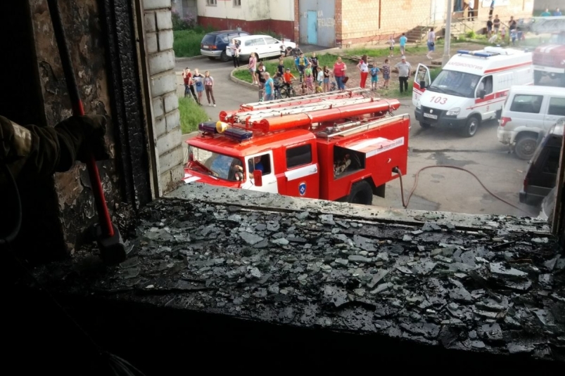 В Ангарске огнеборцы спасли десять человек на пожаре в пятиэтажке