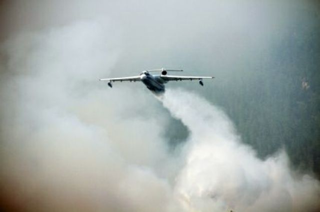 Самолет-амфибия из Красноярска тушит лесной пожар в Усть-Удинском районе