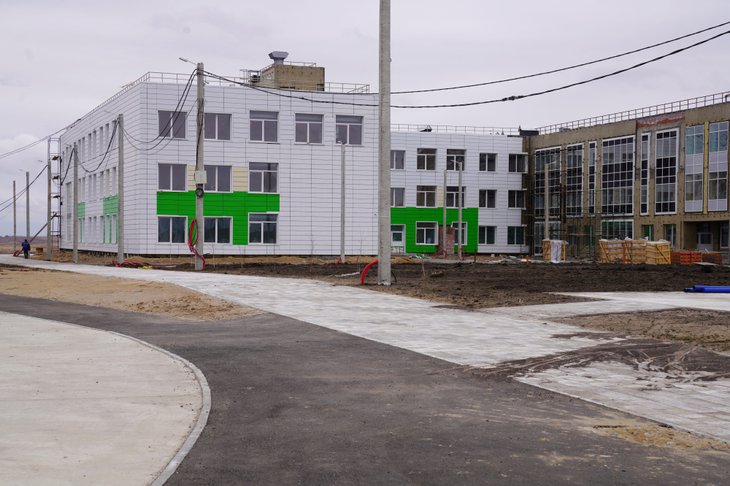 Завершение строительства школы в поселке Грановщина контролируют депутаты ЗС