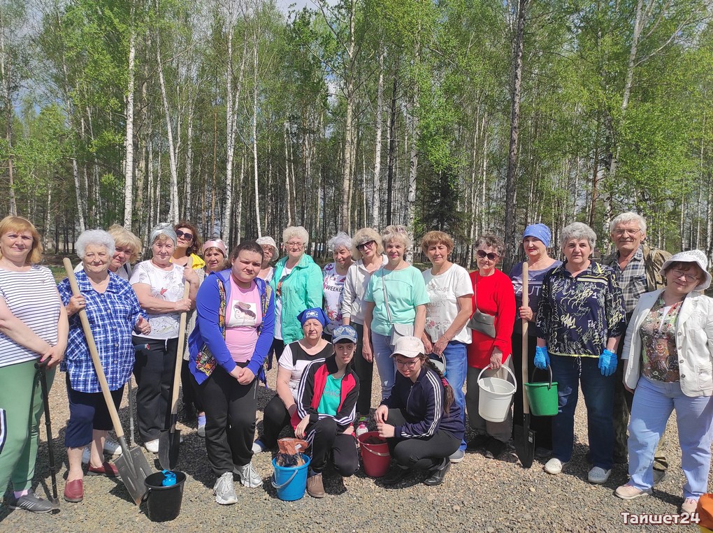 «Серебряные» волонтёры и ветераны с азартом присоединились к озеленению парка в Тайшете