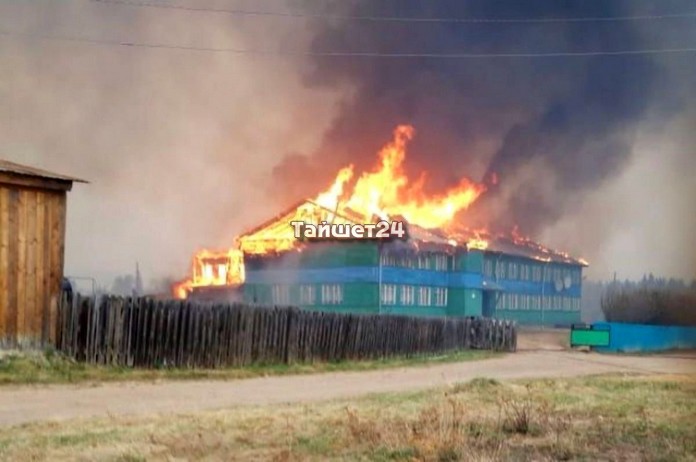 Работникам сгоревшей Половино-Черемховской школы помогут восстановить кадровые документы
