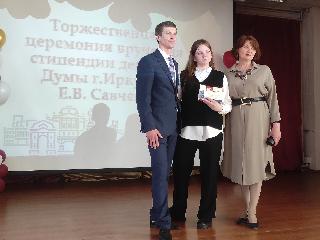 Депутат Думы Евгений Савченко вручил премии отличникам трех школ округа