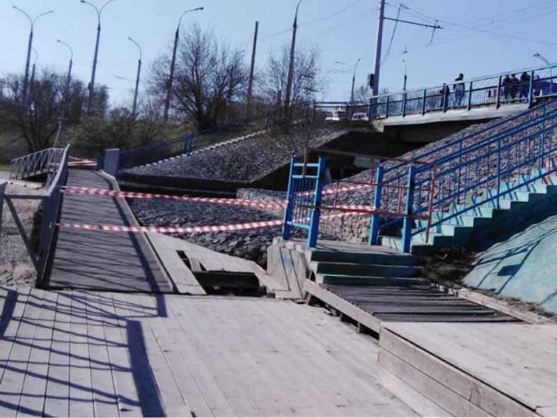 В Иркутске демонтировали аварийный деревянный настил рядом с ледоколом «Ангара»