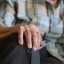 87-летний пенсионер из Иркутска отдал лжеследователю 100 тысяч, пытаясь спасти внука