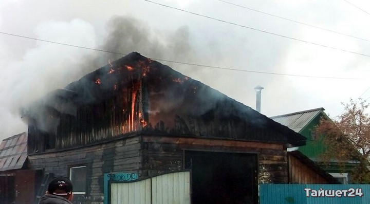 В Тайшете горит брусовой гараж по улице Свердлова