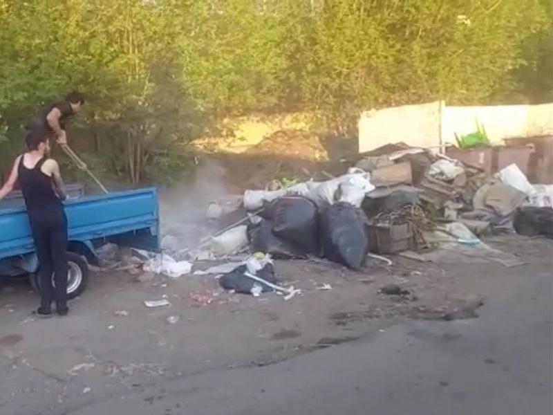 Незаконную свалку строительного мусора обнаружили иркутяне на улице Киренская