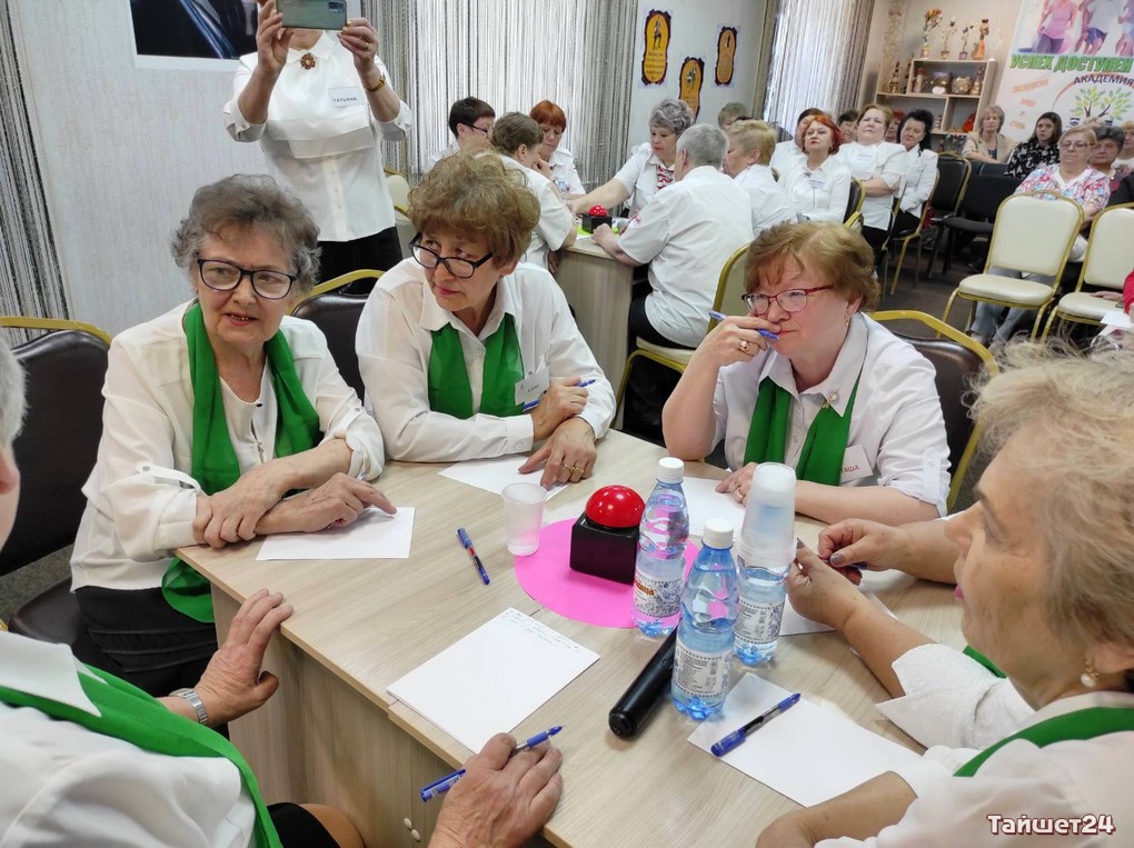 В Тайшетском комплексном центре пенсионеры сыграли в «Брейн-ринг»