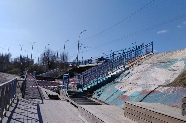 Аварийный настил рядом с ледоколом «Ангара» демонтировали в Иркутске