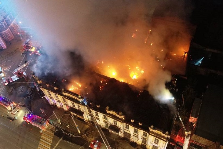 Поджог назвали наиболее вероятной причиной пожара в бывшем здании ТЮЗа в Иркутске