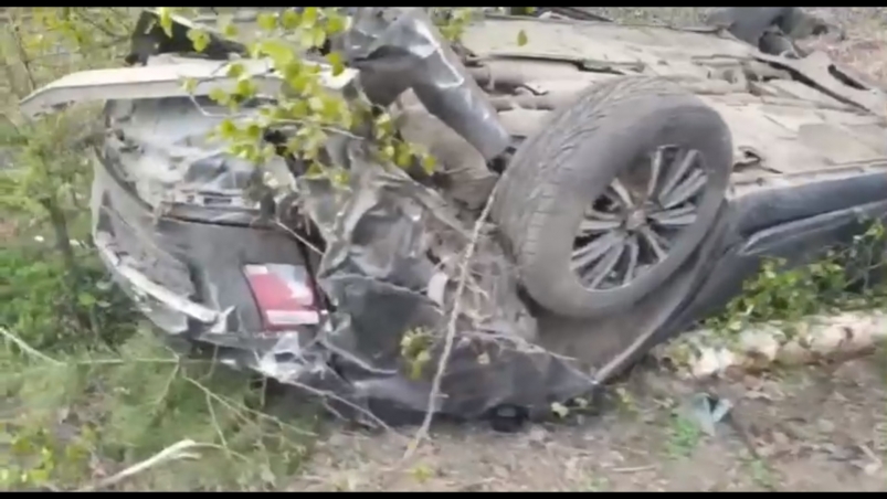 Два человека вылетели из салона опрокинувшегося на скорости авто в Усть-Илимске