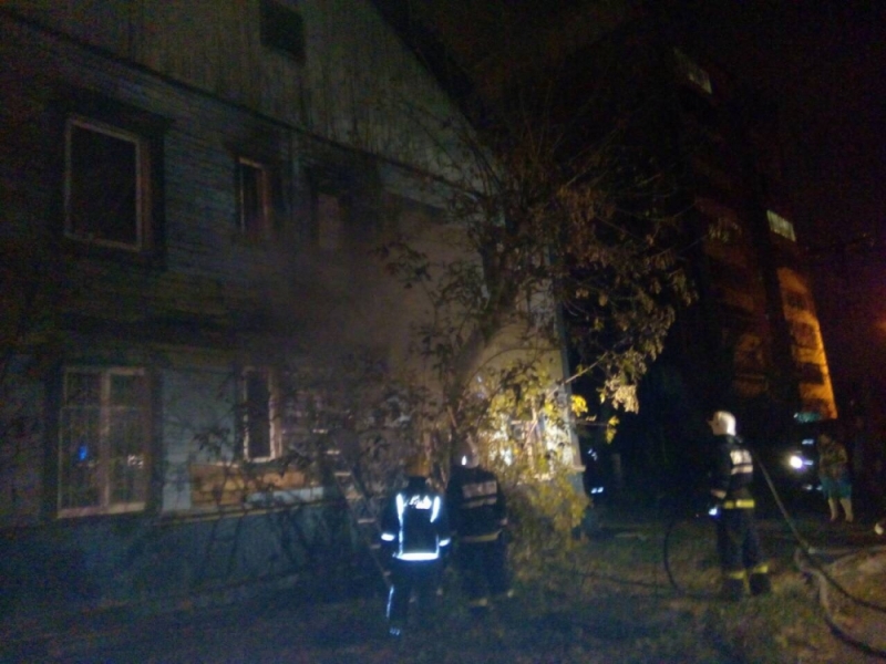 Двухэтажный деревянный дом горел на улице Депутатской в Иркутске